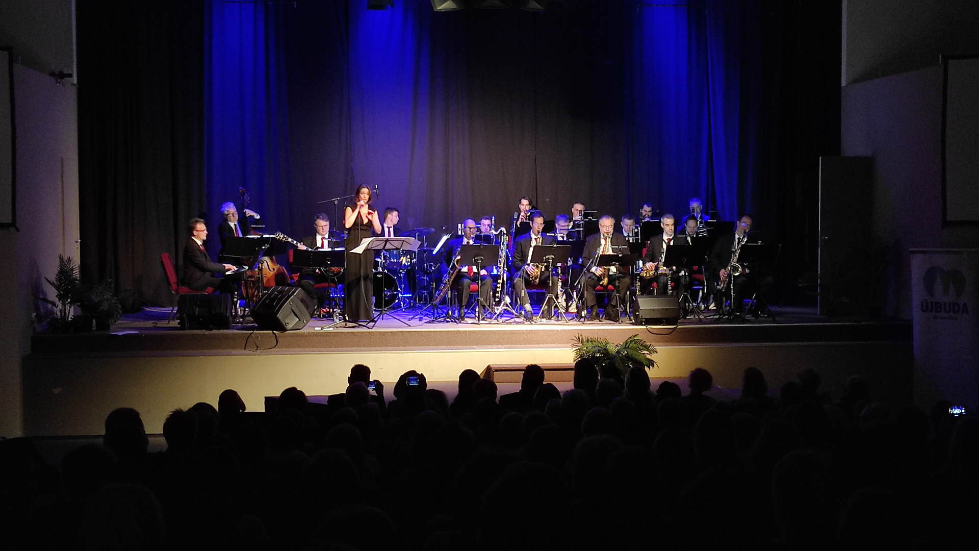 Színházterem – big band jazz koncert kék színpadi világítással
