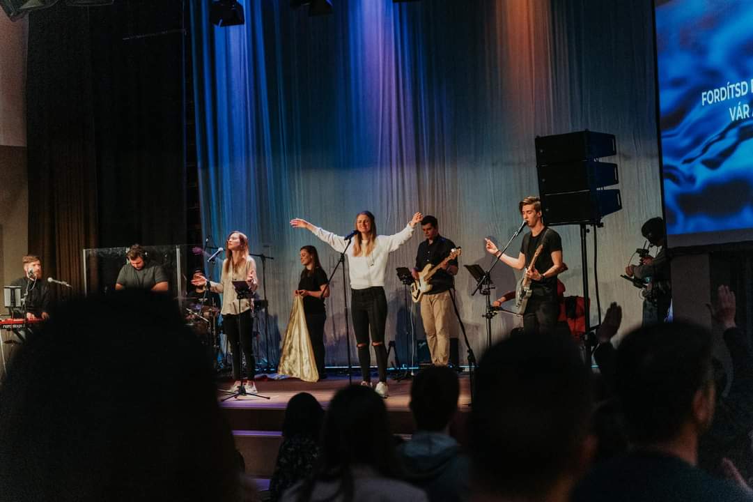 Színházterem – koncert énekessel és zenekarral
