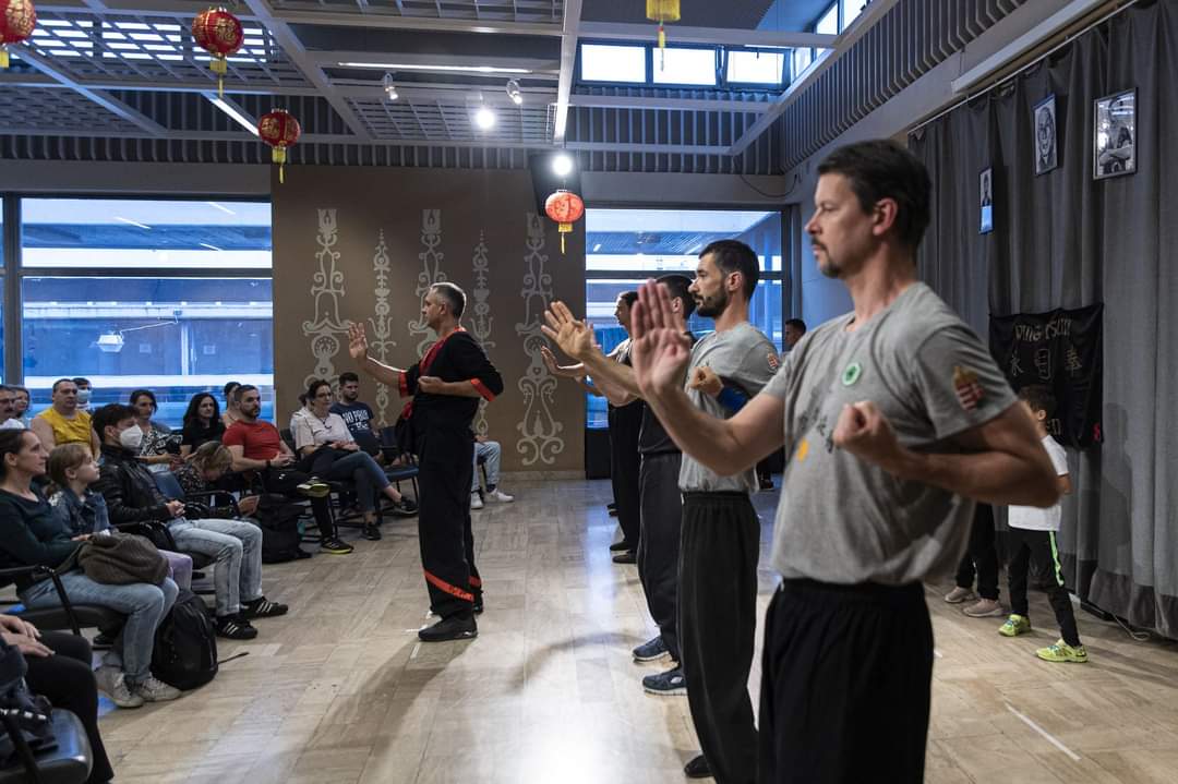 Aula – kung fu bemutató piros lampionokkal és közönséggel