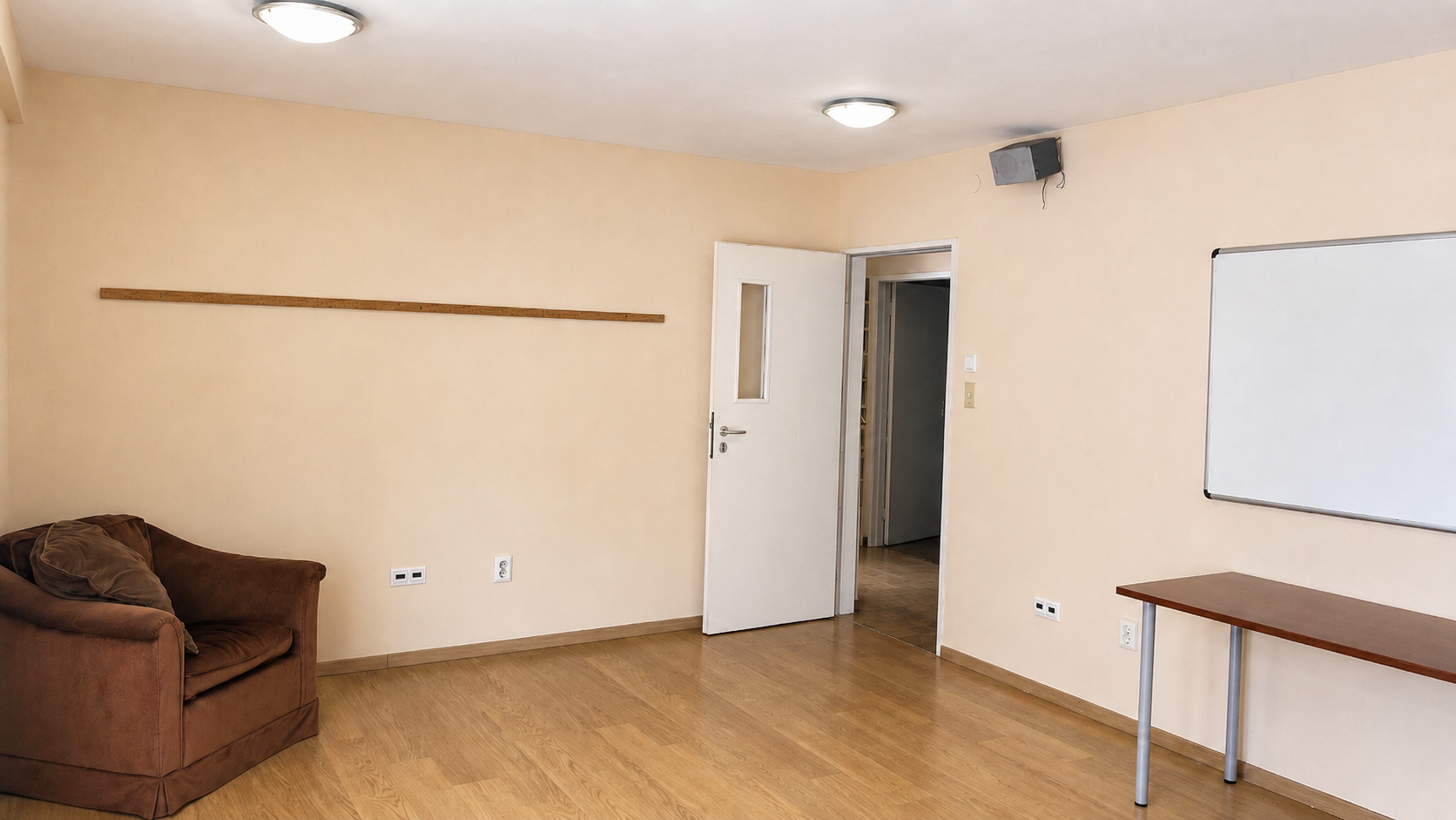 Emeleti kis terem I. – fotel, whiteboard és pult