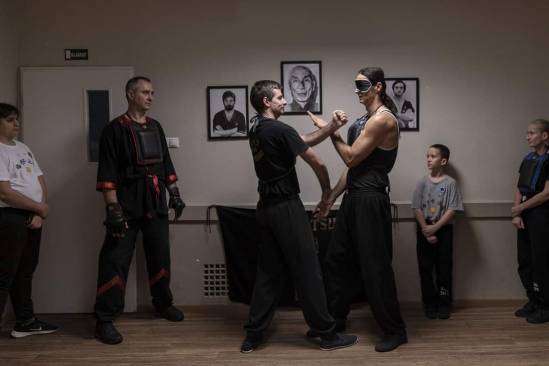 F3 – Wing Tsun bekötött szemű harcművészeti bemutató