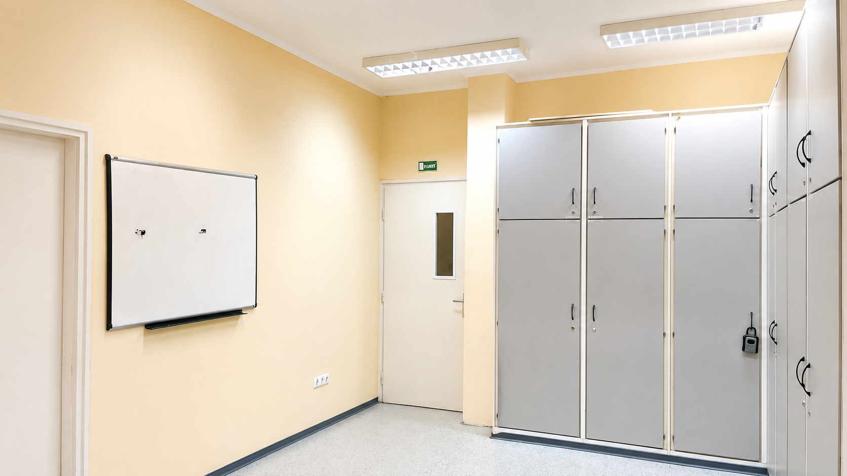 Földszinti kis terem II. – öltözőszekrények és whiteboard