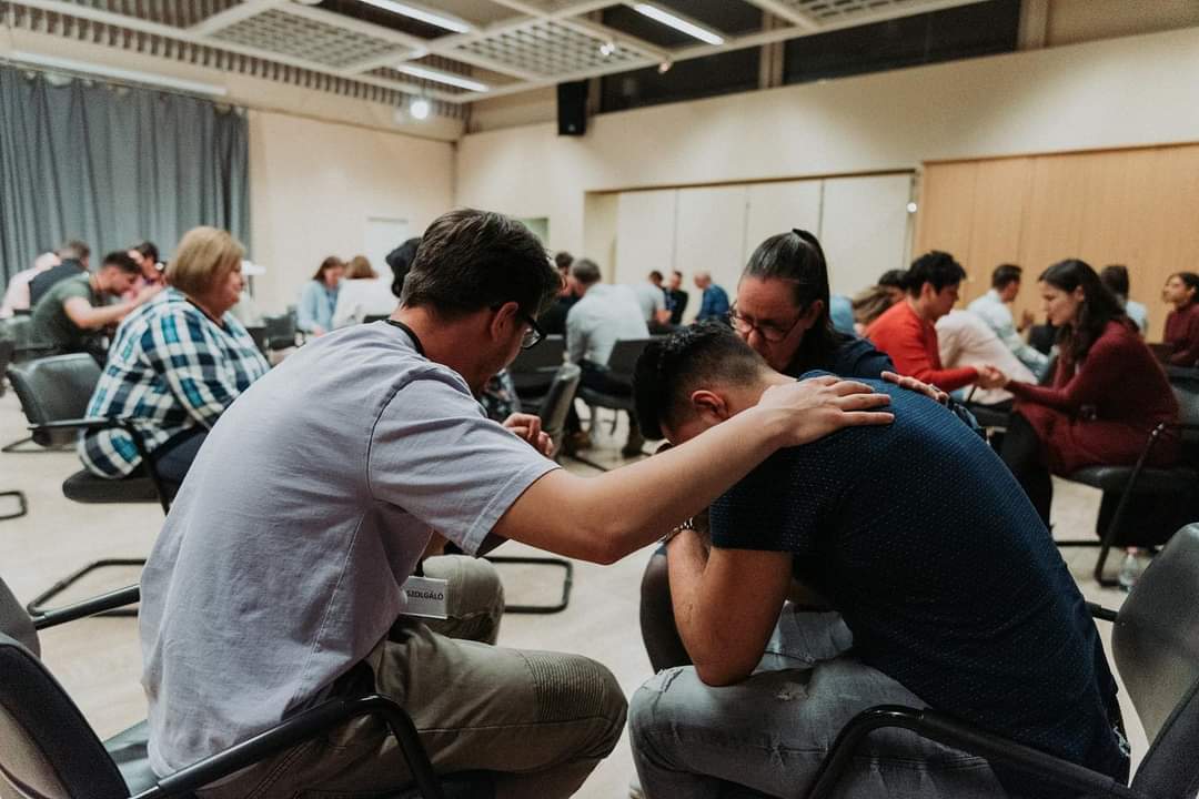Aula – imaközösség kis csoportokban, ülő elrendezésben