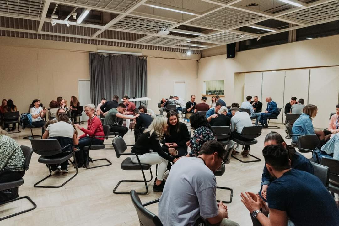Aula – workshop / közösségi alkalom székes elrendezésben